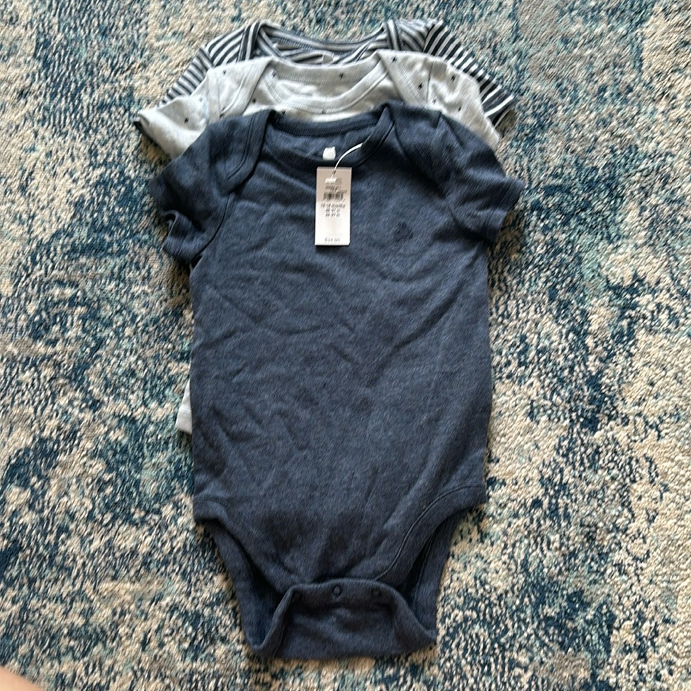 12–18 size baby onesies set up three